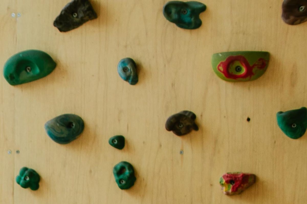 Muro de escalada con presas de colores