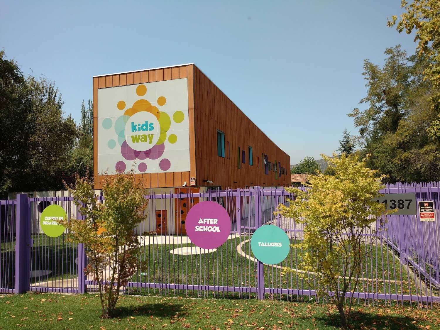 Edificio de Kids Way en Av. José Alcalde Délano, Lo Barnechea, con el logo en la fachada