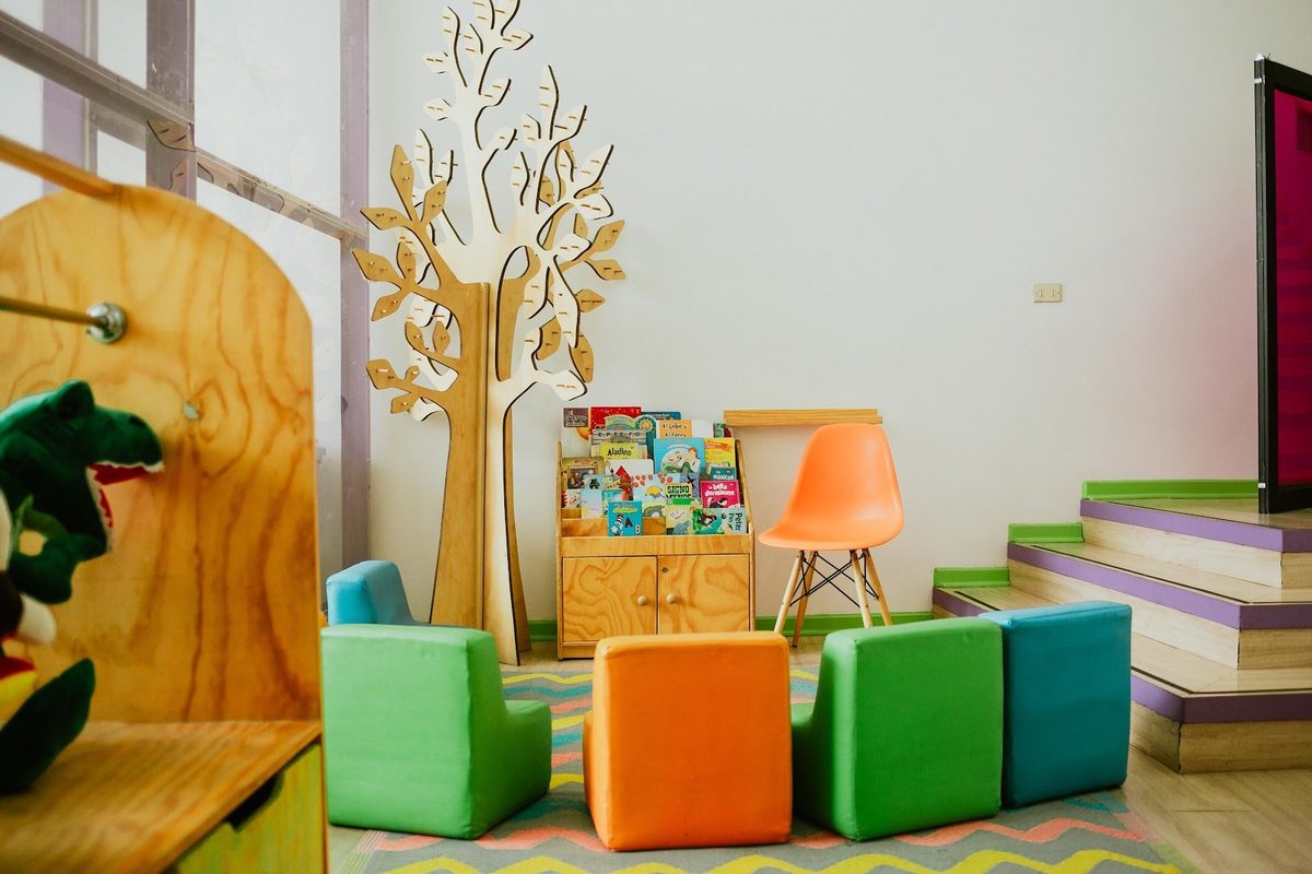 Rincón de juego con árbol de madera y módulos blandos