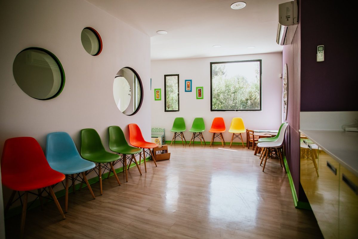 Sala de actividades con sillas de colores
